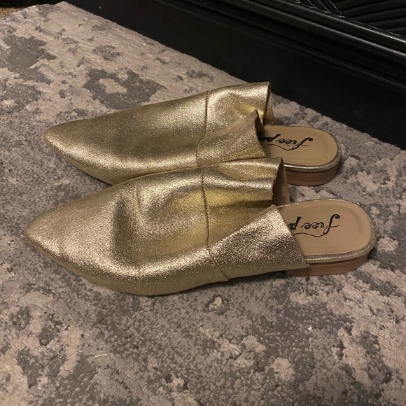 Free People Gold Sienna Ruffle Leather Flats size 39 (US 8). - Picture 4 of 6